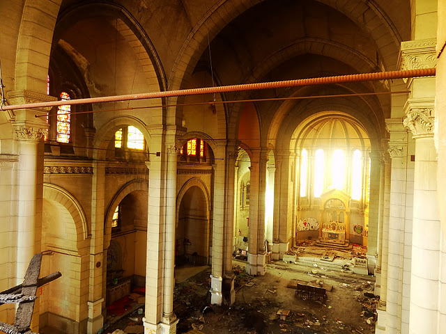 abandoned-church04