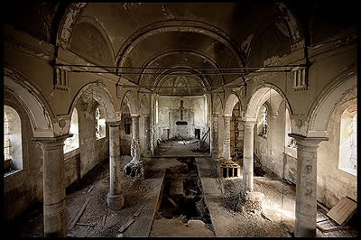 abandoned-church07